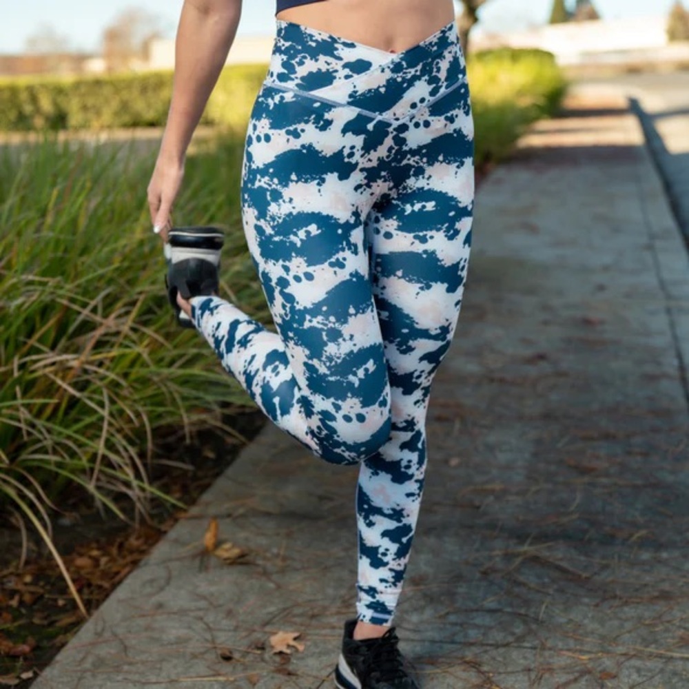 NEW TYC Splattered color leggings medium